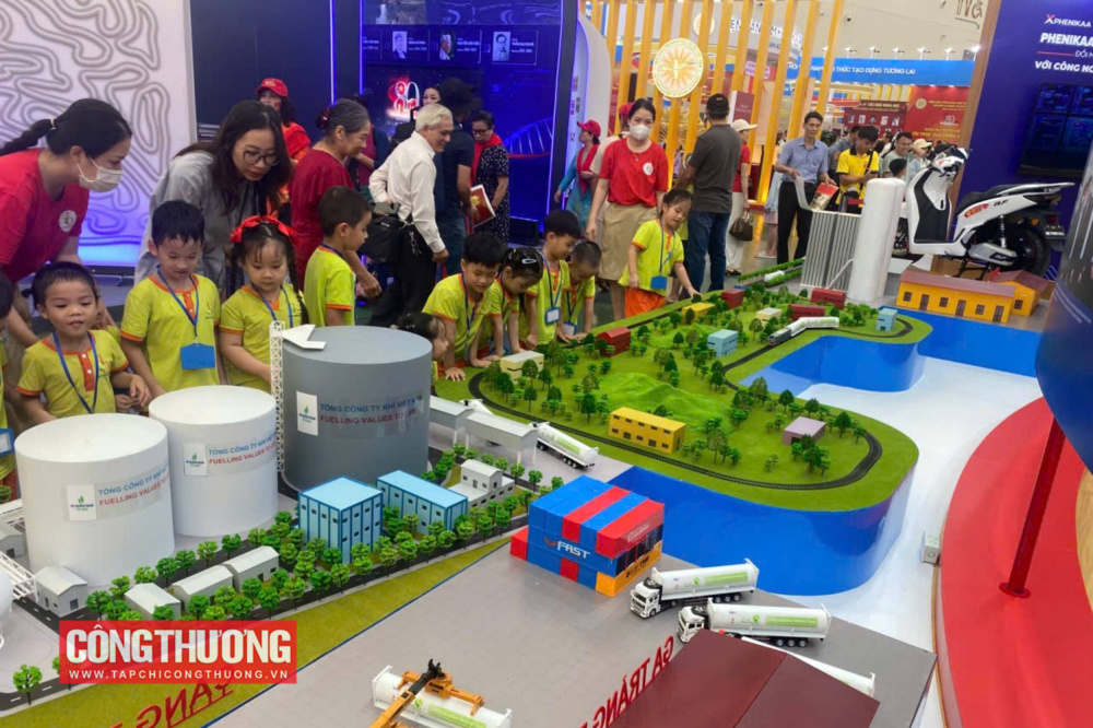 Mô hình chuỗi nhập khẩu, vận chuyển phân phối LNG - hiện vật yêu thích của các bạn nhỏ