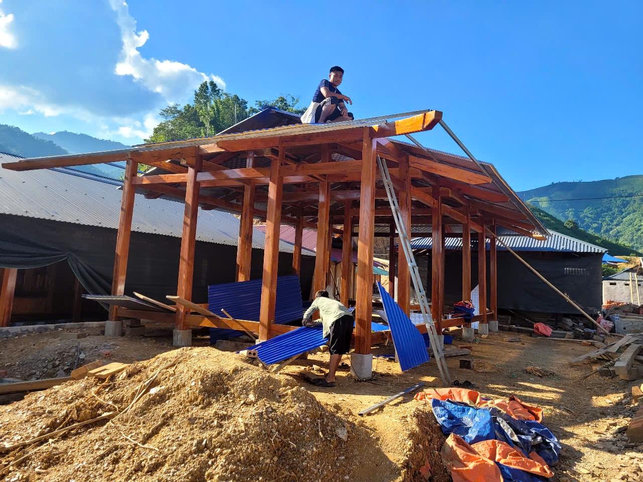 Nhờ sự hỗ trợ của Nhà nước và sự chung tay của gia đình, họ hàng, người dân đã dựng lên những ngôi nhà mới khang trang, từng bước ổn định cuộc sống nơi tái định cư. Nhờ sự hỗ trợ của Nhà nước và sự chung tay của gia đình, họ hàng, người dân đã dựng lên những ngôi nhà mới khang trang, từng bước ổn định cuộc sống nơi tái định cư.