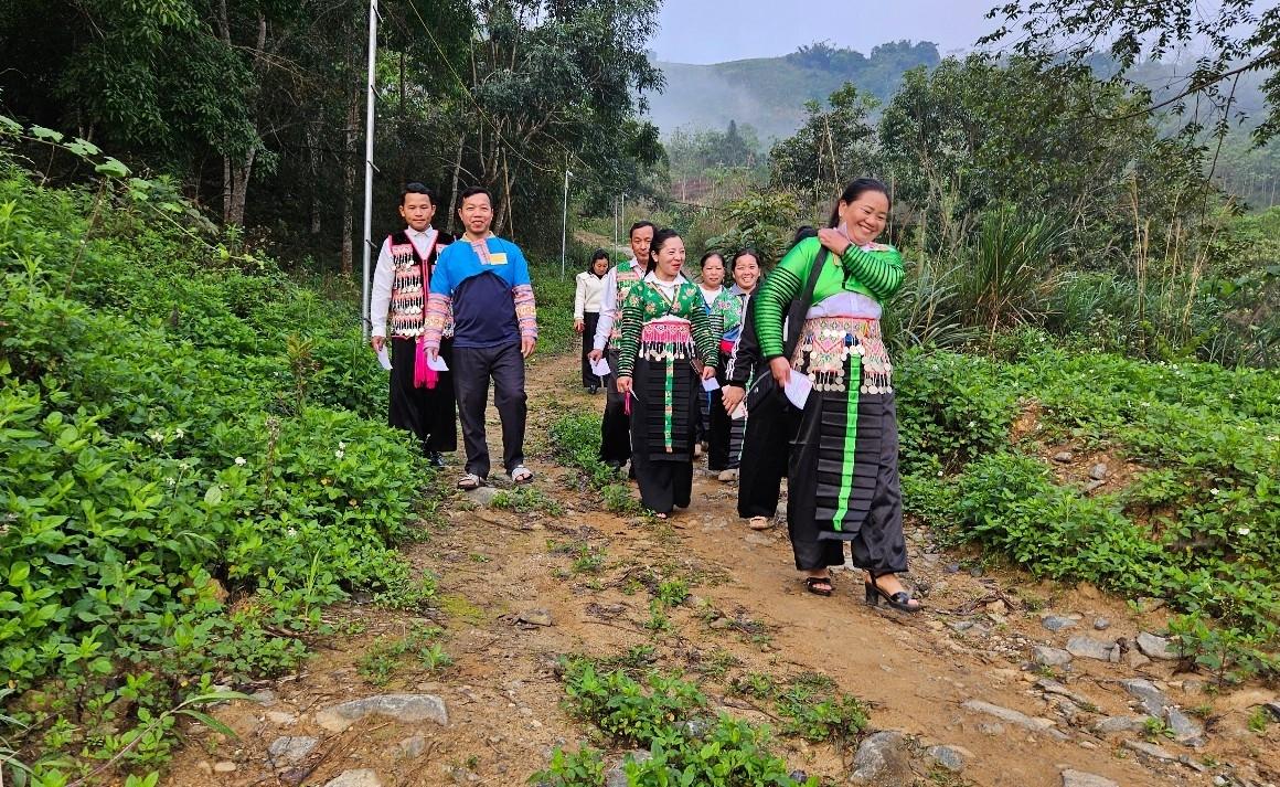 Cử tri người Mông trong trang phục truyền thống đến khu vực bỏ phiếu tại xã biên giới Nhi Sơn (Thanh Hóa) tham gia ngày bầu cử từ sáng sớm 15/3.(ảnh Quỳnh Trâm)