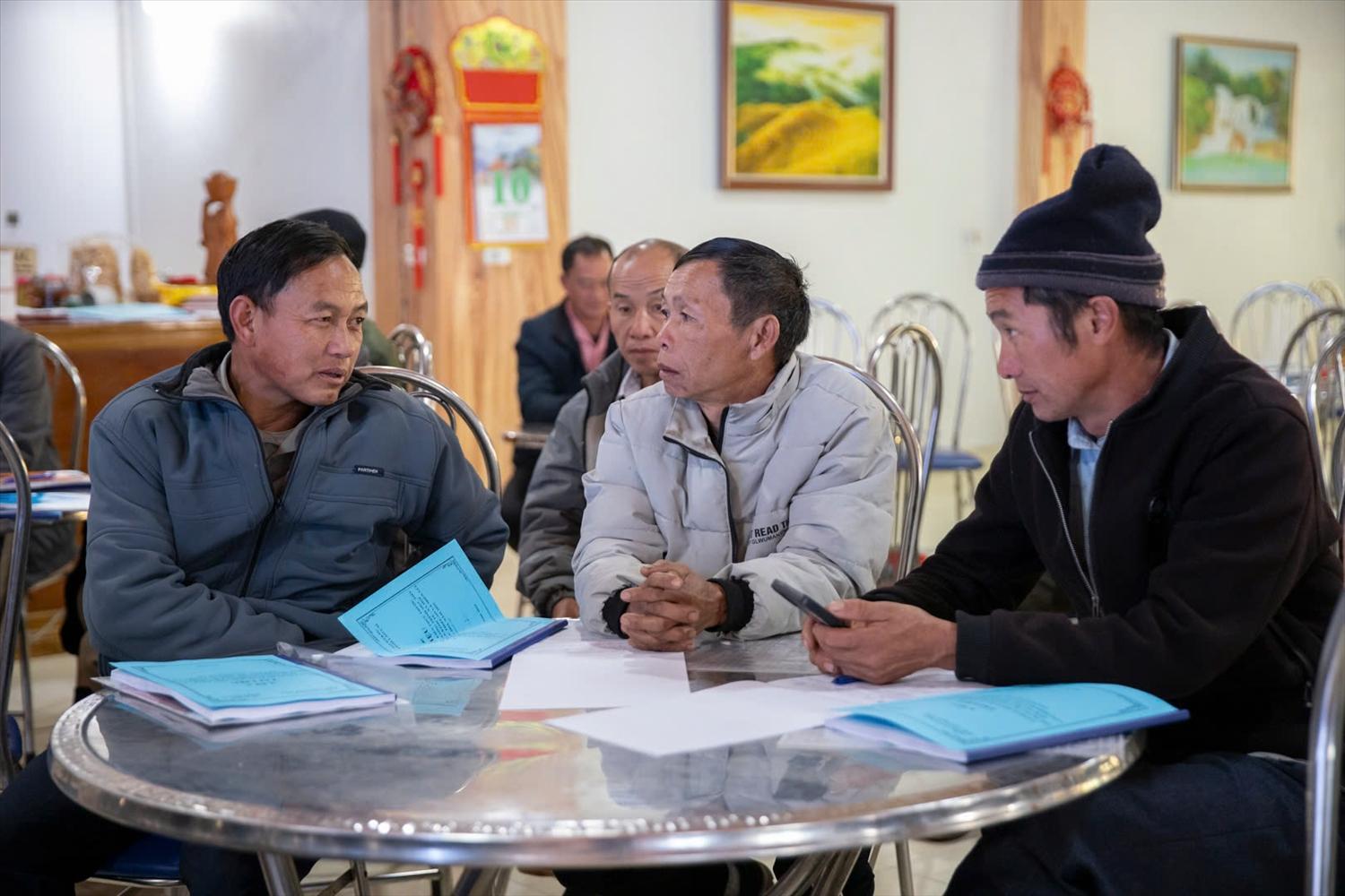 Người c&oacute; uy t&iacute;n tại M&ugrave; Cang Chải t&iacute;ch cực trao đổi, đ&oacute;ng g&oacute;p &yacute; kiến gi&uacute;p ch&iacute;nh quyền nắm bắt t&acirc;m tư, nguyện vọng của Nh&acirc;n d&acirc;n