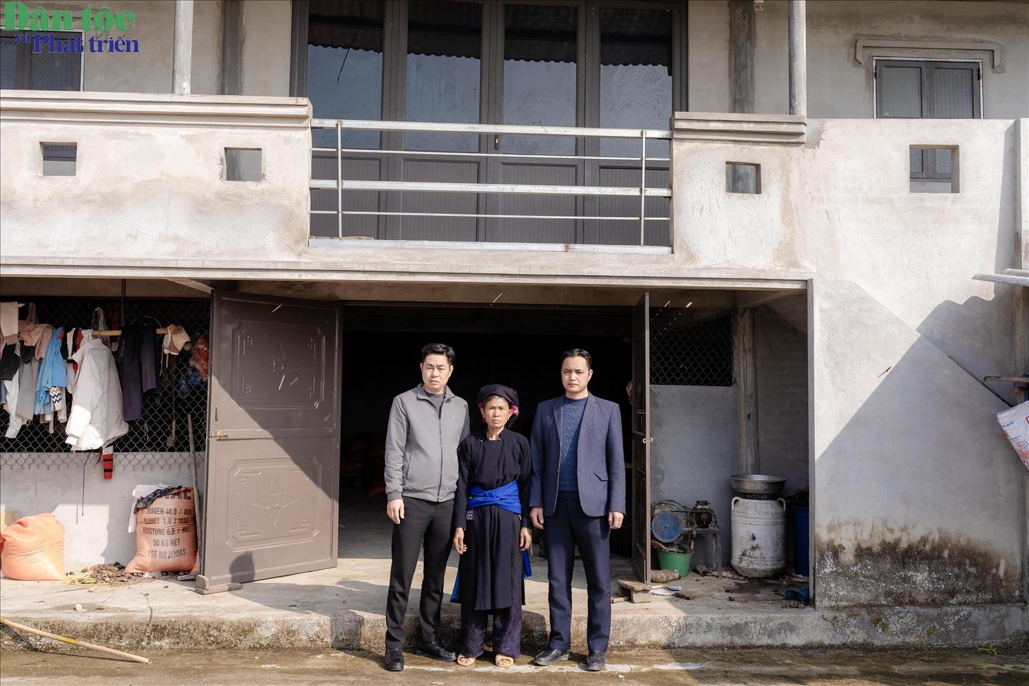 Đại diện ch&iacute;nh quyền địa phường thăm hỏi hộ gia đ&igrave;nh &ocirc;ng M&agrave;y Văn Nghi&ecirc;m