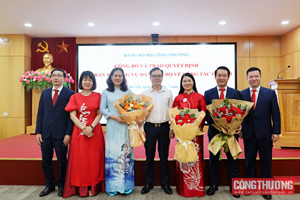  Lễ công bố và trao quyết định của Ban Thường vụ Đảng ủy Bộ Công Thương về công tác cán bộ