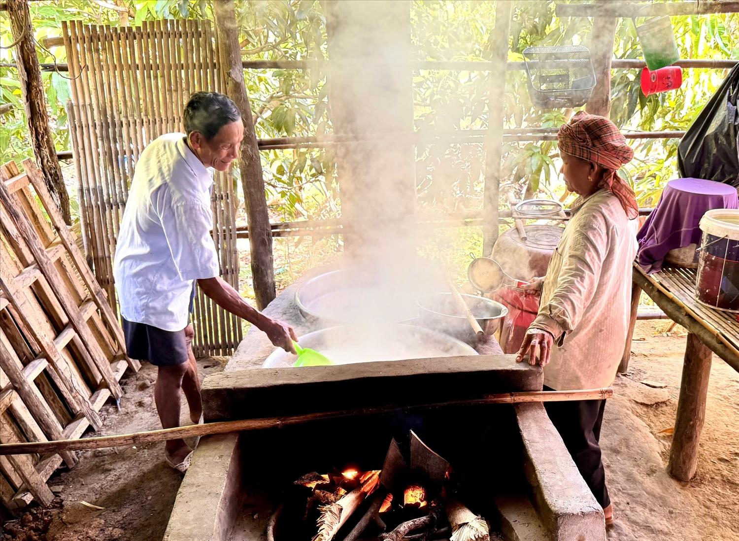 Vợ chồng ông Chau Bê và bà Neang Tum ( xã Ô Lâm) trong công việc nấu đường thốt nốt theo phương pháp truyền thống 