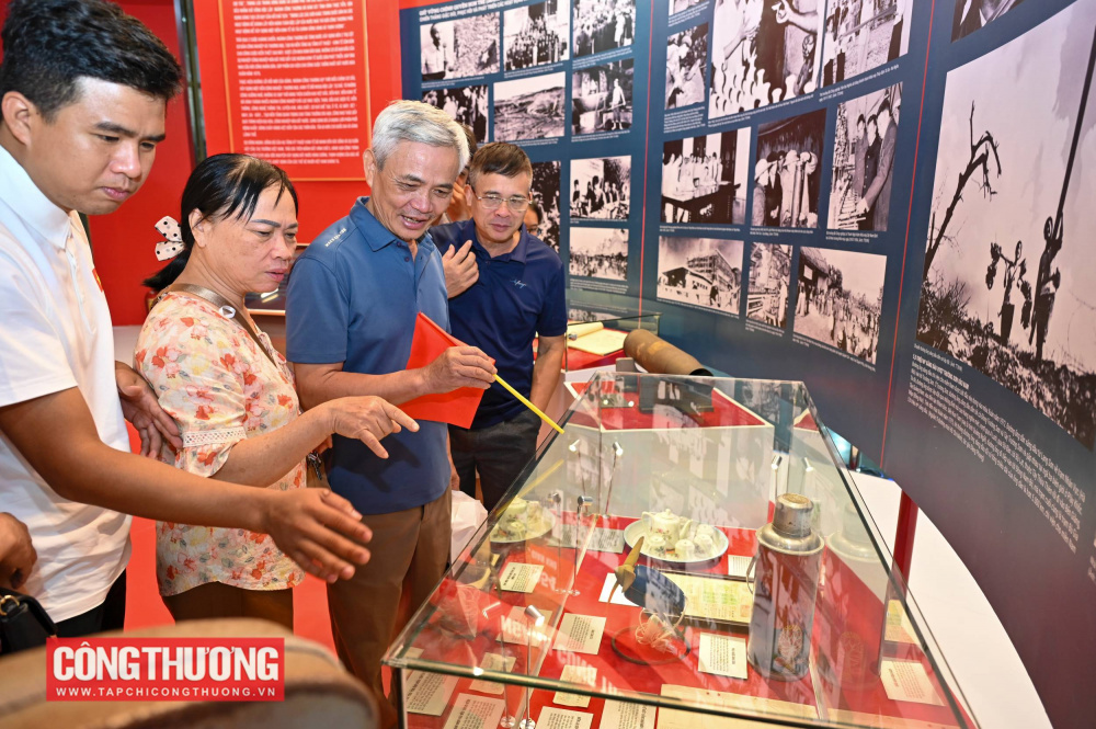 Các bác cựu chiến binh ôn lại kỷ niệm khi nhìn những hiện vật từ thời bao cấp