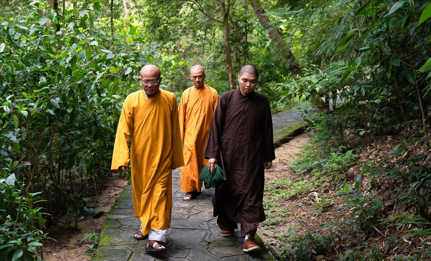 Phật giáo Quảng Ninh hôm nay hiện hữu không chỉ trên non thiêng Yên Tử, mà trong từng nghĩa cử thầm lặng của con người mỗi ngày Phật giáo Quảng Ninh hôm nay hiện hữu không chỉ trên non thiêng Yên Tử, mà trong từng nghĩa cử thầm lặng của con người mỗi ngày