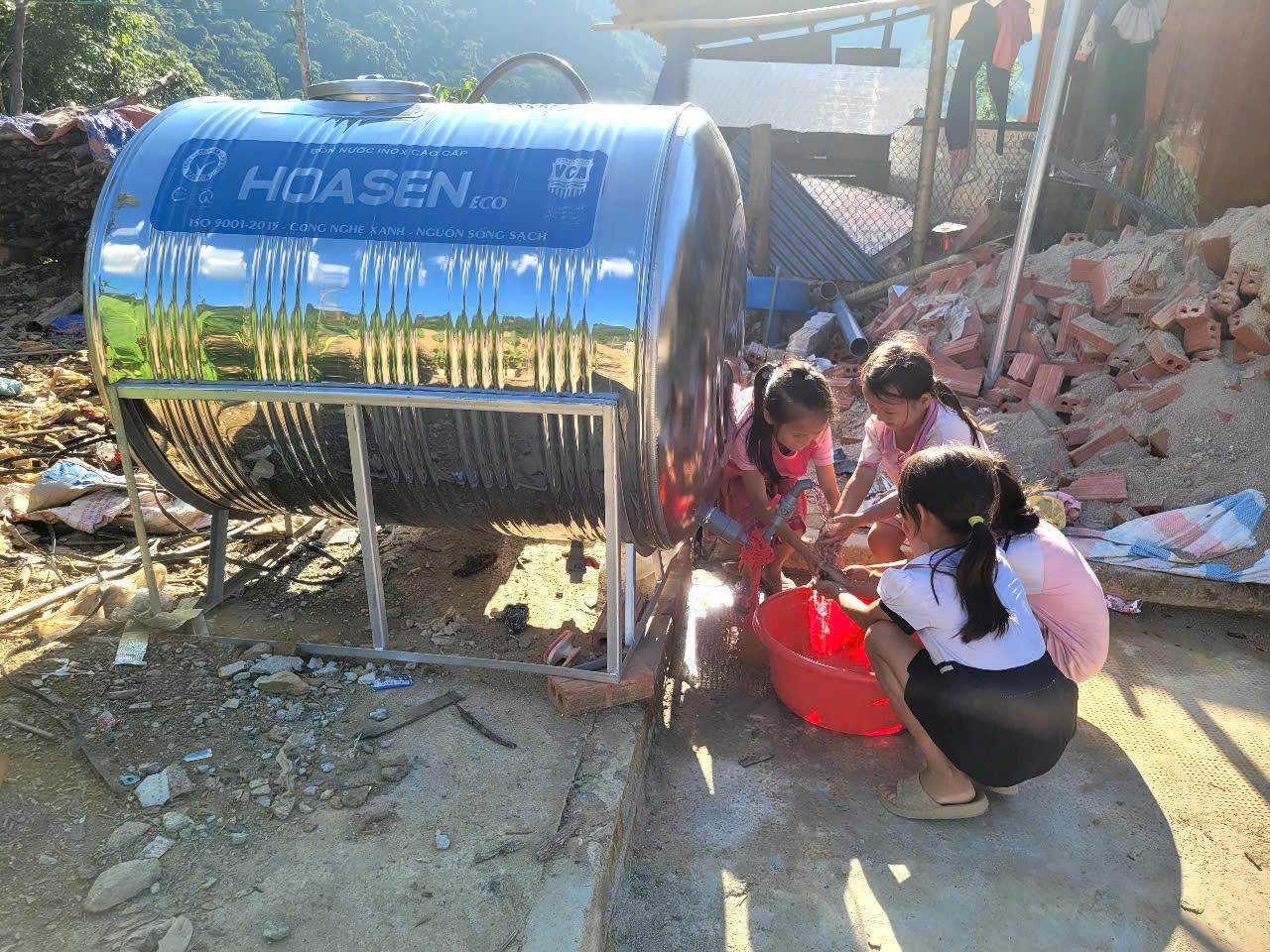 Công trình nước sinh hoạt được đầu tư, góp phần nâng cao điều kiện sống và sinh hoạt của người dân tại khu tái định cư. Công trình nước sinh hoạt được đầu tư, góp phần nâng cao điều kiện sống và sinh hoạt của người dân tại khu tái định cư.