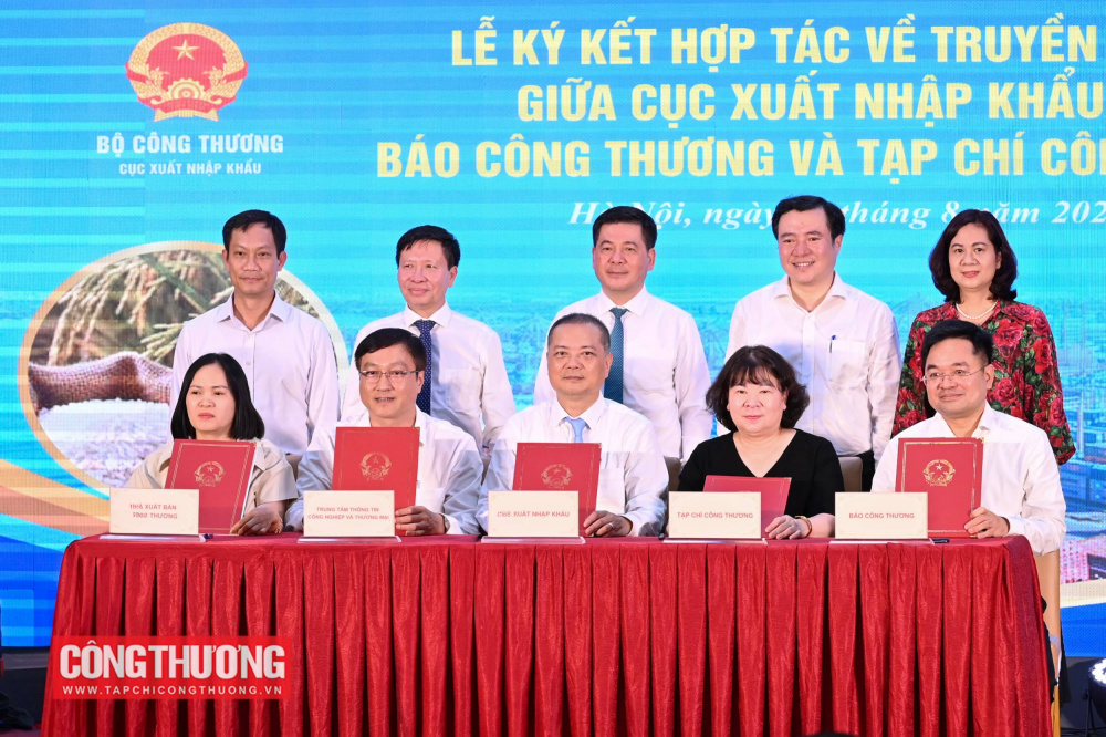 Lễ ký kết Biên bản ghi nhớ hợp tác truyền thông trong lĩnh vực xuất xứ hàng hóa giữa Cục Xuất nhập khẩu và các đơn vị báo chí, truyền thông trực thuộc Bộ gồm: Báo Công Thương, Tạp chí Công Thương, Trung tâm Thông tin Công nghiệp và Thương mại, và Nhà xuất bản Công Thương