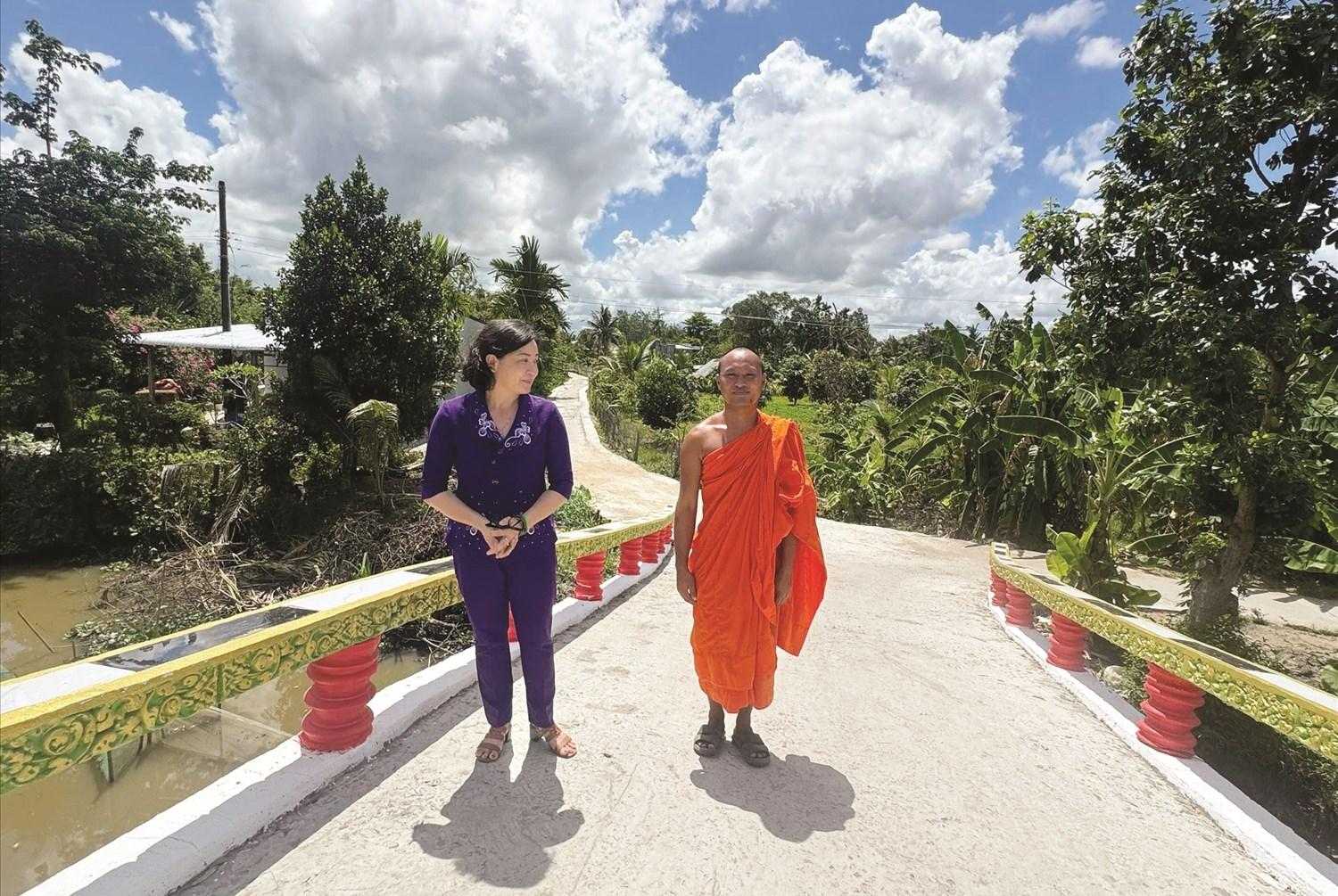 Cây cầu nông thôn ở ấp Thu Đông, xã Thới Quản, huyện Gò Qua, tỉnh Kiên Giang (nay là xã Định Hoà, tỉnh An Giang) được Đại đức Trương Văn Tuấn đứng ra vận động gần 250 triệu đồng tiền mặt và 300 ngày công do phật tử đóng góp)