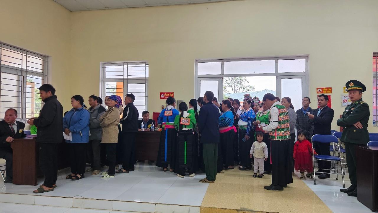 Trong buổi sáng, cử tri xã Nhi Sơn tham gia bỏ phiếu đông đủ, đúng quy định.(ảnh Quỳnh Trâm).