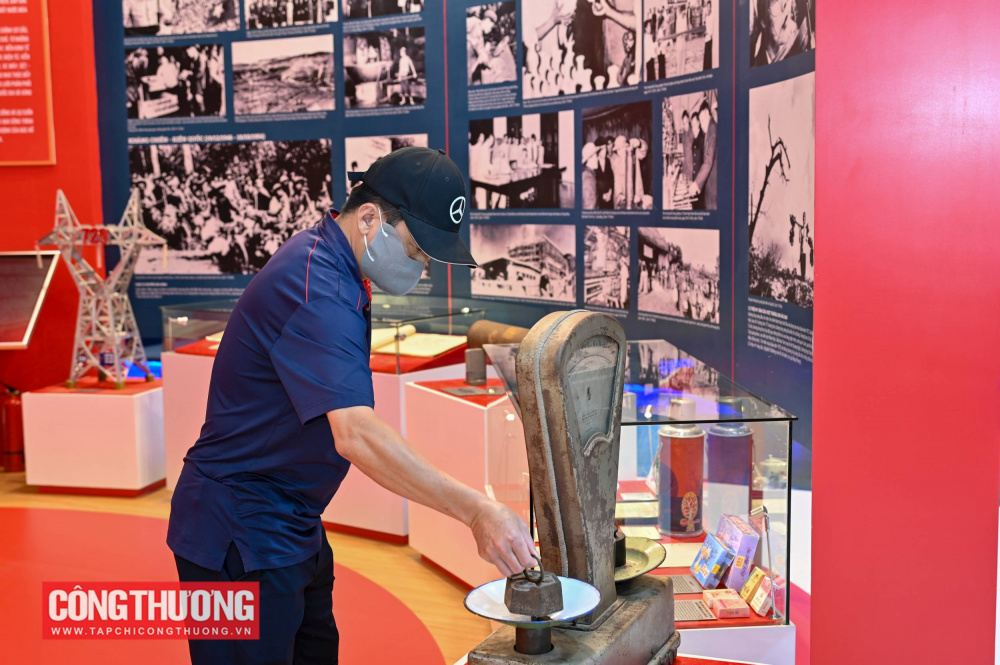 21.	Cân Đồng hồ 2 mặt Đây là sản phẩm do Nhà máy Cơ khí Phổ Yên (nay là Công ty Cổ phần Cơ khí Phổ Yên) sản xuất. Với độ chính xác cao, phạm vi dao động cân lớn từ 0 - 100 kg, Cân Đồng hồ 2 mặt chủ yếu được dùng trong các Cửa hàng Mậu dịch quốc doanh. Sản phẩm cũng được xuất khẩu sang các nước Đông Âu trong giai đoạn từ năm 1985 - 1989. Đến năm 2000, dây chuyền sản xuất Cân Đồng hồ 2 mặt đã ngừng hoạt động.