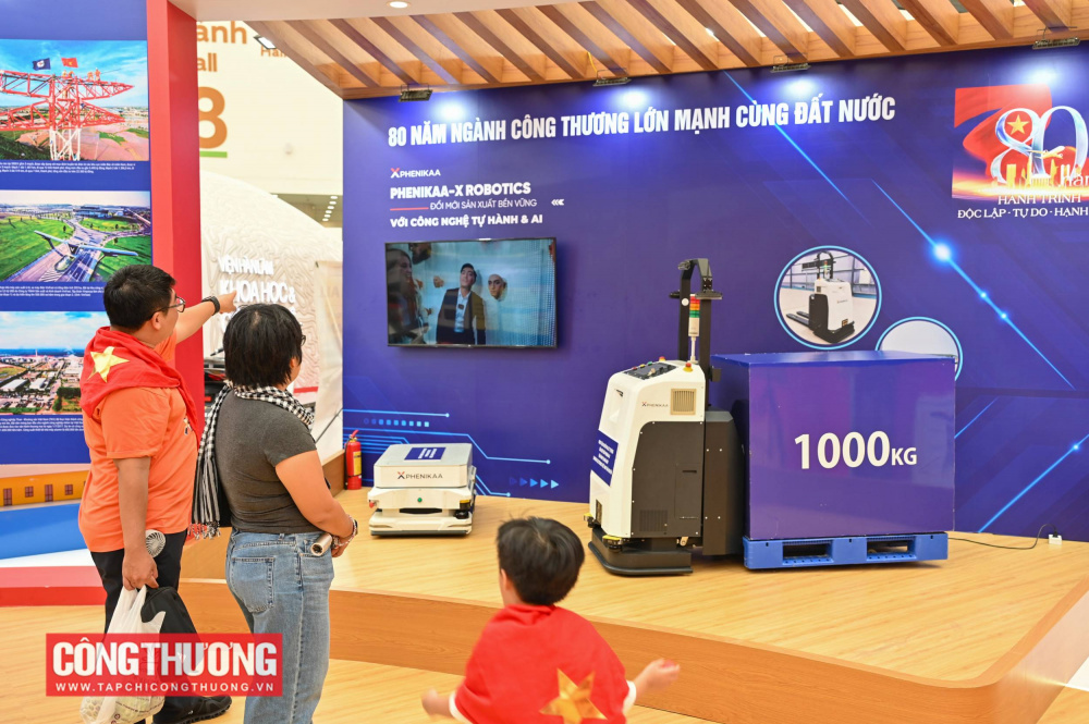 Hai robot của Phenikaa-X tại triển lãm là robot tự hành công nghiệp phục vụ vận chuyển do đội ngũ kỹ sư Phenikaa-X phát triển, trong đó AMR Pallet Mover là robot tự hành “Make in Vietnam” đầu tiên được triển khai tại Nhà máy Samsung Electronics Thái Nguyên, được nghiên cứu, thiết kế và chế tạo hoàn toàn bởi Phenikaa-X; AMR 250 là robot tự hành linh hoạt, được sử dụng trong nước và xuất khẩu đi Hàn Quốc.