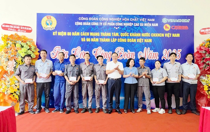 công đoàn casumina trao quà