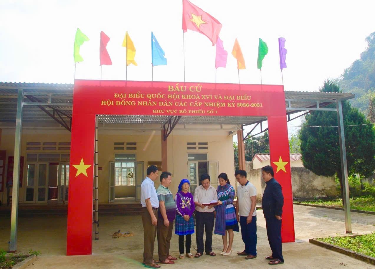 Các điểm bỏ phiếu được trang trí trang trọng (Ảnh: Trọng Bảo) Các điểm bỏ phiếu được trang trí trang trọng (Ảnh: Trọng Bảo)