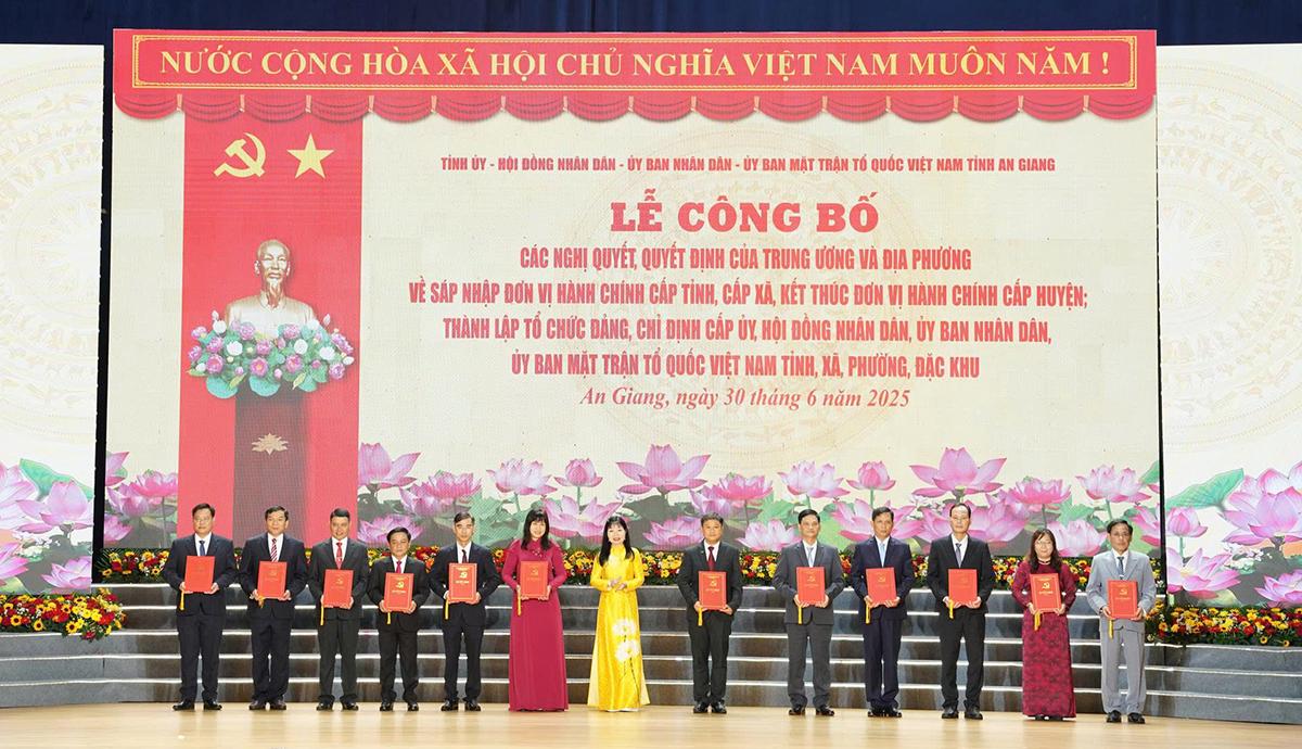 Công bố các nghị quyết, quyết định của Trung ương về tỉnh An Giang