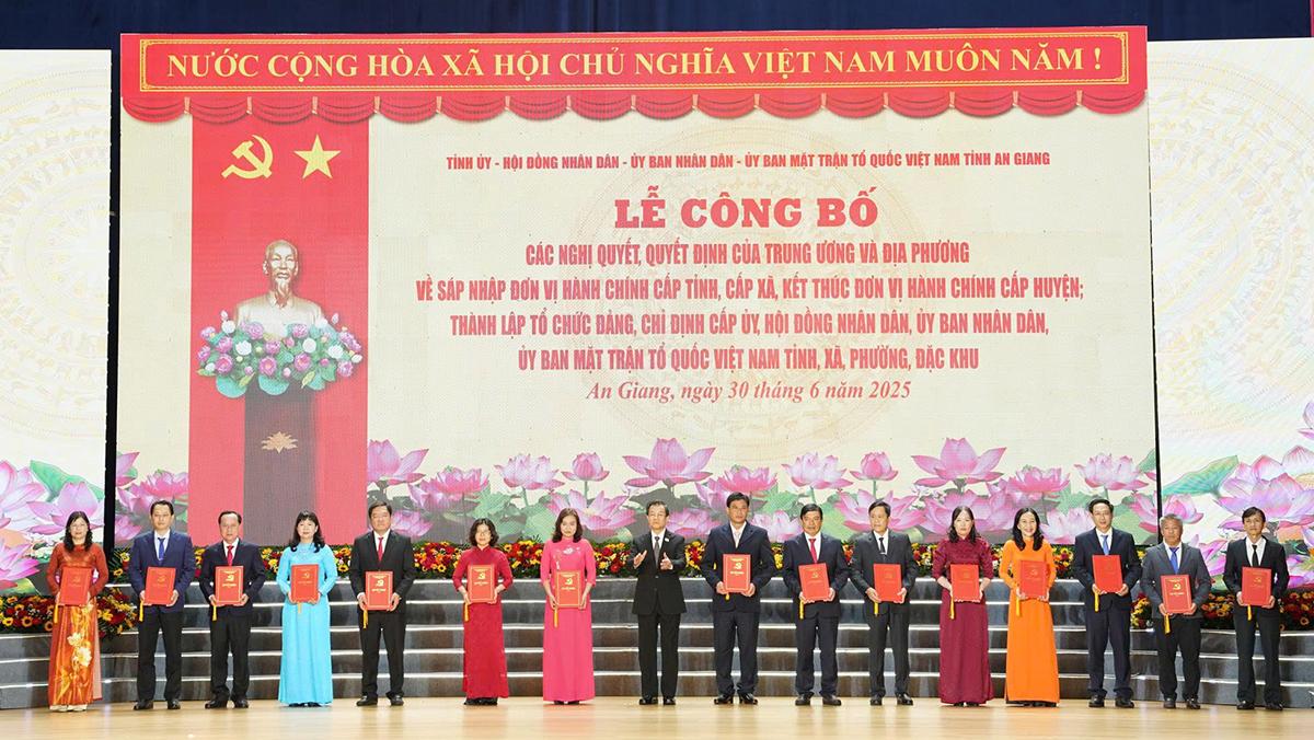 Công bố các nghị quyết, quyết định của Trung ương về tỉnh An Giang