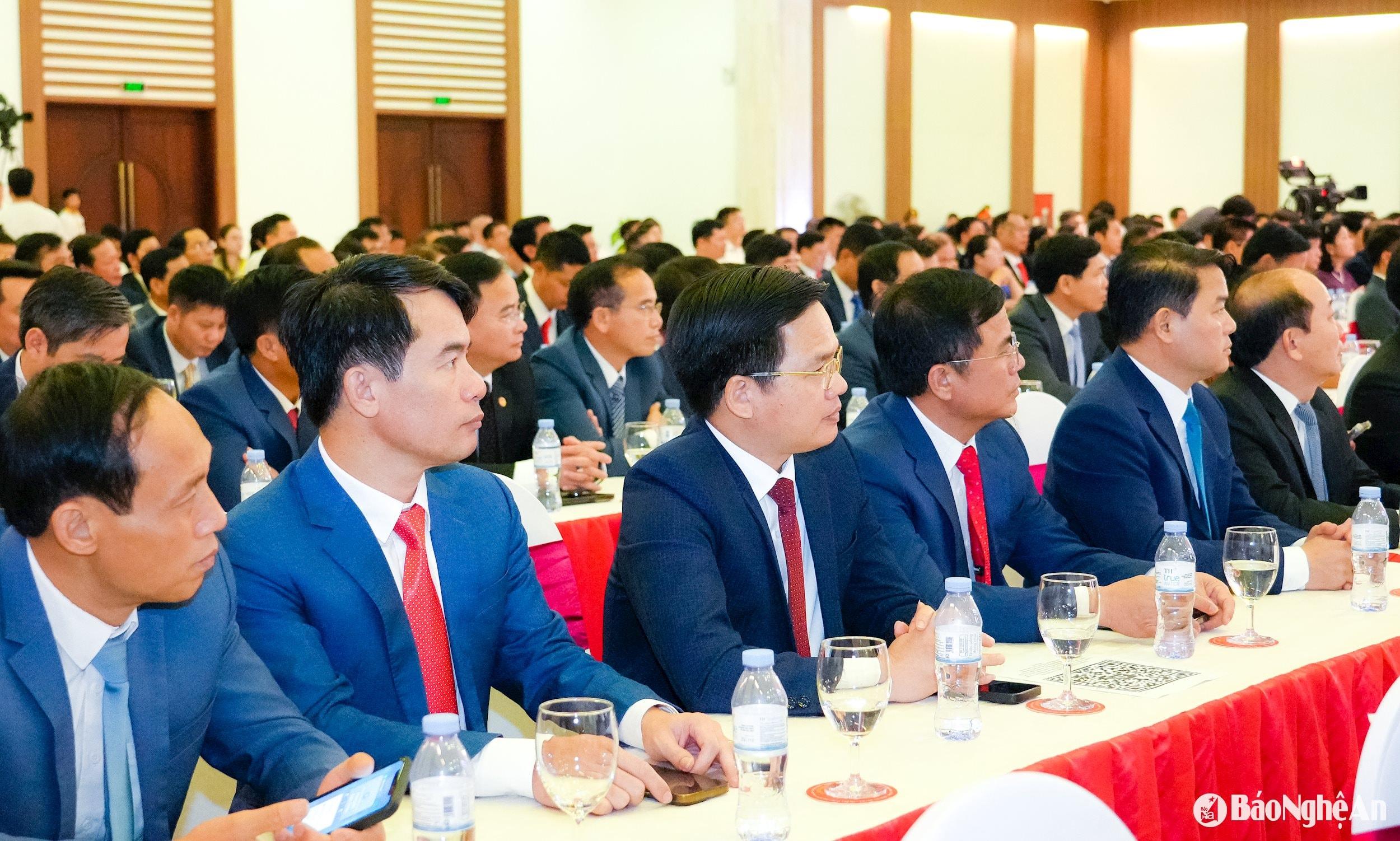 Các đại biểu 130 xã, phường tham dự buổi lễ. Ảnh: Phạm Bằng