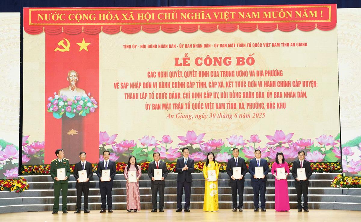 Công bố các nghị quyết, quyết định của Trung ương về tỉnh An Giang