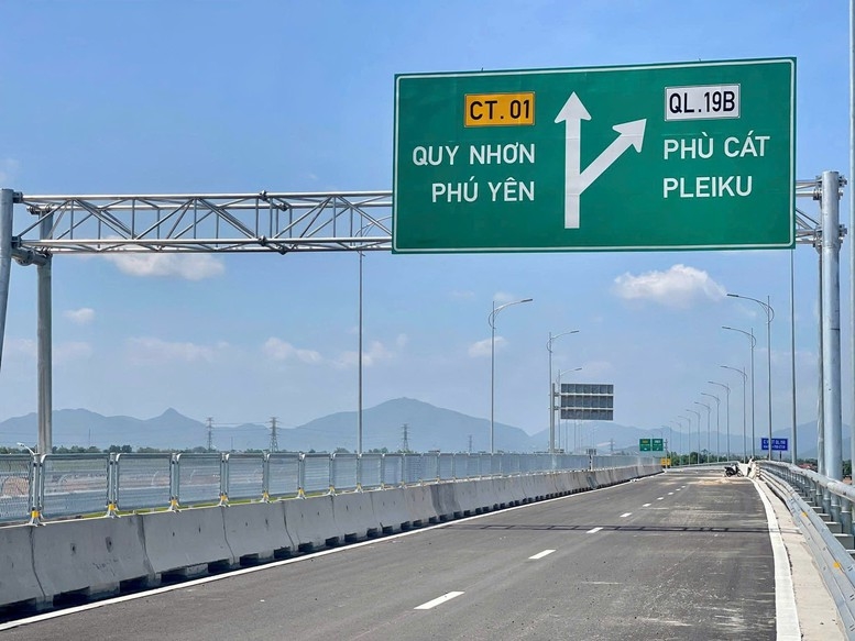 Thủ tướng đôn đốc chuẩn bị lễ khánh thành, khởi công các dự án, công trình chào mừng Đại hội XIV của Đảng