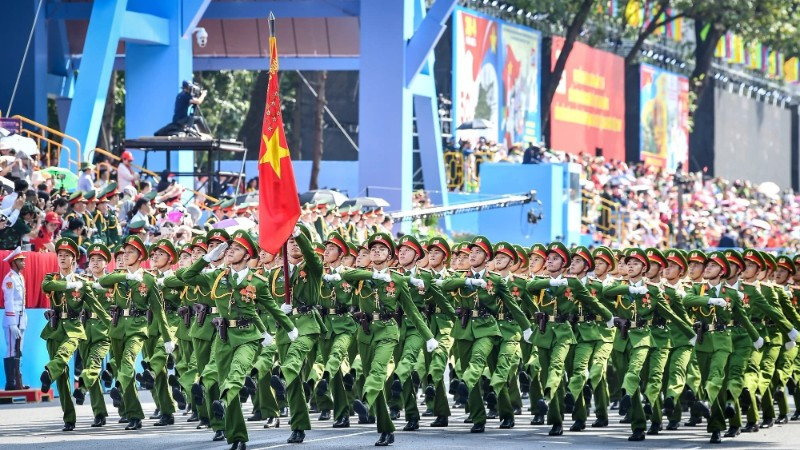 Khối nam sĩ quan Cảnh s&aacute;t nh&acirc;n d&acirc;n tại Tổng duyệt lễ diễu binh, diễu h&agrave;nh Lễ kỷ niệm 50 năm Ng&agrave;y Giải ph&oacute;ng miền nam, thống nhất đất nước. (Ảnh: TH&Agrave;NH ĐẠT/B&Aacute;O NH&Acirc;N D&Acirc;N)