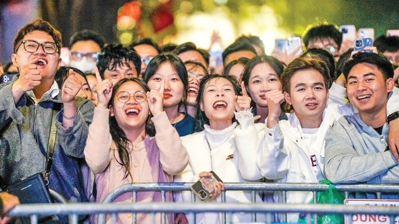 Niềm vui của người d&acirc;n H&agrave; Nội đ&oacute;n ch&agrave;o năm mới. (Ảnh: KH&Aacute;NH H&Ograve;A)