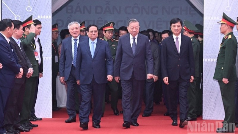 Tổng B&iacute; thư T&ocirc; L&acirc;m, Thủ tướng Ch&iacute;nh phủ Phạm Minh Ch&iacute;nh v&agrave; c&aacute;c đồng ch&iacute; l&atilde;nh đạo Đảng, Nh&agrave; nước tới dự Lễ khởi c&ocirc;ng Nh&agrave; m&aacute;y chế tạo chip b&aacute;n dẫn c&ocirc;ng nghệ cao của Tập đo&agrave;n Viettel. (Ảnh: TRẦN HẢI)