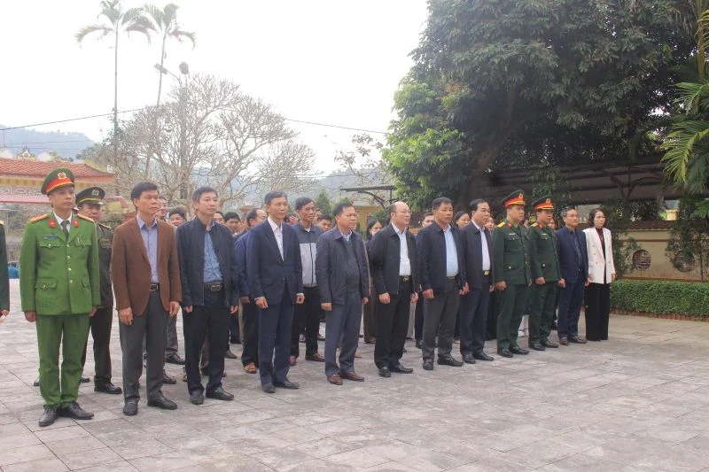 Phó Chủ tịch UBND tỉnh Cao Văn Cường thăm, tặng quà Tết tại xã Linh Sơn và các đồn biên phòng