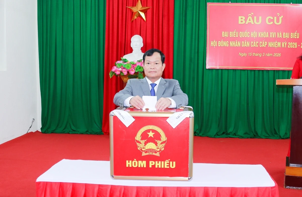 Phó Bí thư Tỉnh ủy, Chủ tịch Ủy ban MTTQ tỉnh Trịnh Tuấn Sinh dự lễ khai mạc và bỏ phiếu bầu cử tại Nhà văn hóa Tổ dân phố Đội Cung 3