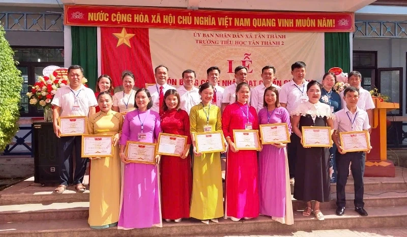 Trường Tiểu học Tân Thành 2 đón quyết định công nhận đạt chuẩn quốc gia mức độ 1