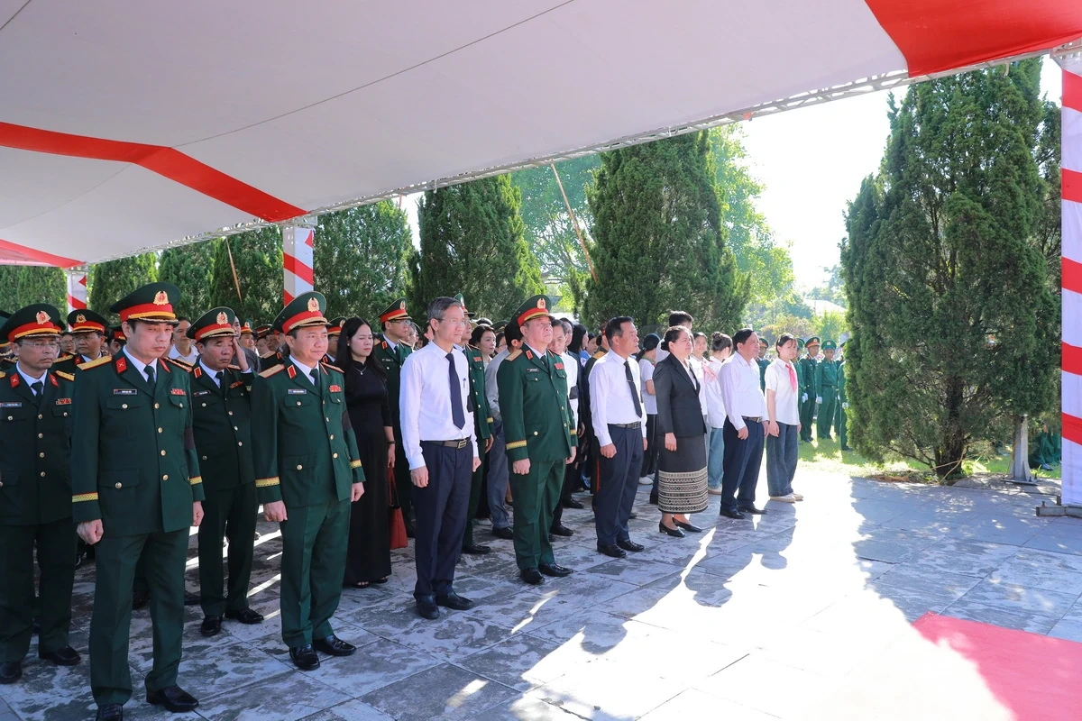 Truy điệu, an táng 19 hài cốt liệt sĩ quân tình nguyện và chuyên gia Việt Nam hy sinh tại Lào an nghỉ tại Nghĩa trang Liệt sĩ Quốc tế Đồng Tâm