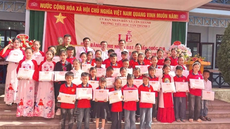 Trường Tiểu học Tân Thành 2 đón quyết định công nhận đạt chuẩn quốc gia mức độ 1
