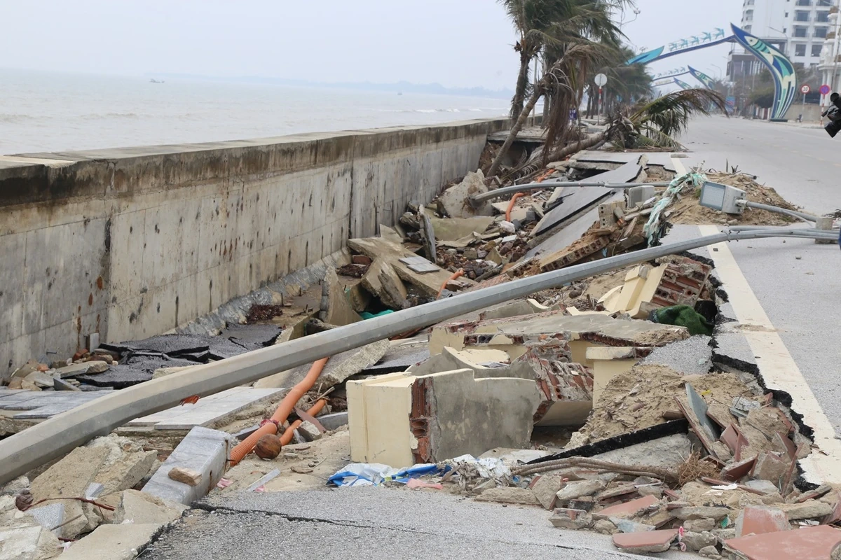 Ph&oacute; Chủ tịch Thường trực UBND tỉnh Mai Xu&acirc;n Li&ecirc;m kiểm tra c&aacute;c điểm sạt lở c&ocirc;ng tr&igrave;nh k&egrave; bờ biển x&atilde; Hoằng Thanh, Hoằng Tiến