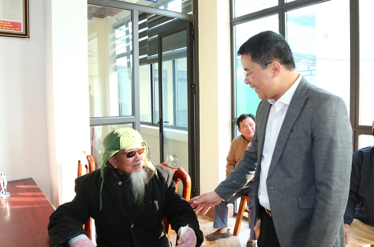 Ph&oacute; B&iacute; thư Thường trực Tỉnh ủy Nguyễn Hồng Phong thăm, l&agrave;m việc tại x&atilde; Thiệu Quang