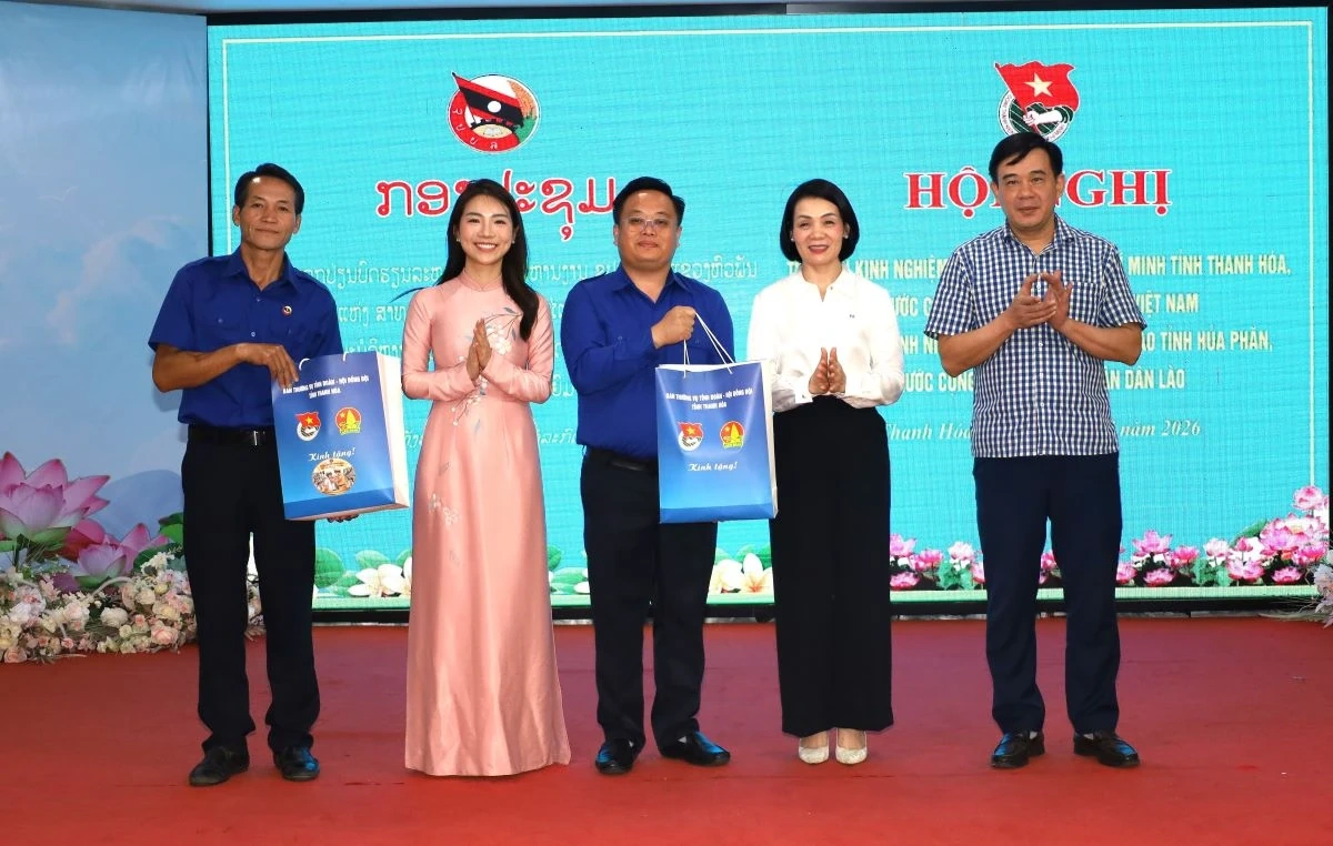 Trao đổi kinh nghiệm, tăng cường công tác đoàn và phong trào thanh thiếu nhi giữa Thanh Hóa - Hủa Phăn