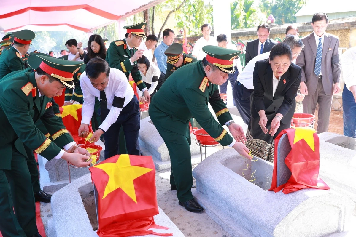 Truy điệu, an táng 19 hài cốt liệt sĩ quân tình nguyện và chuyên gia Việt Nam hy sinh tại Lào an nghỉ tại Nghĩa trang Liệt sĩ Quốc tế Đồng Tâm
