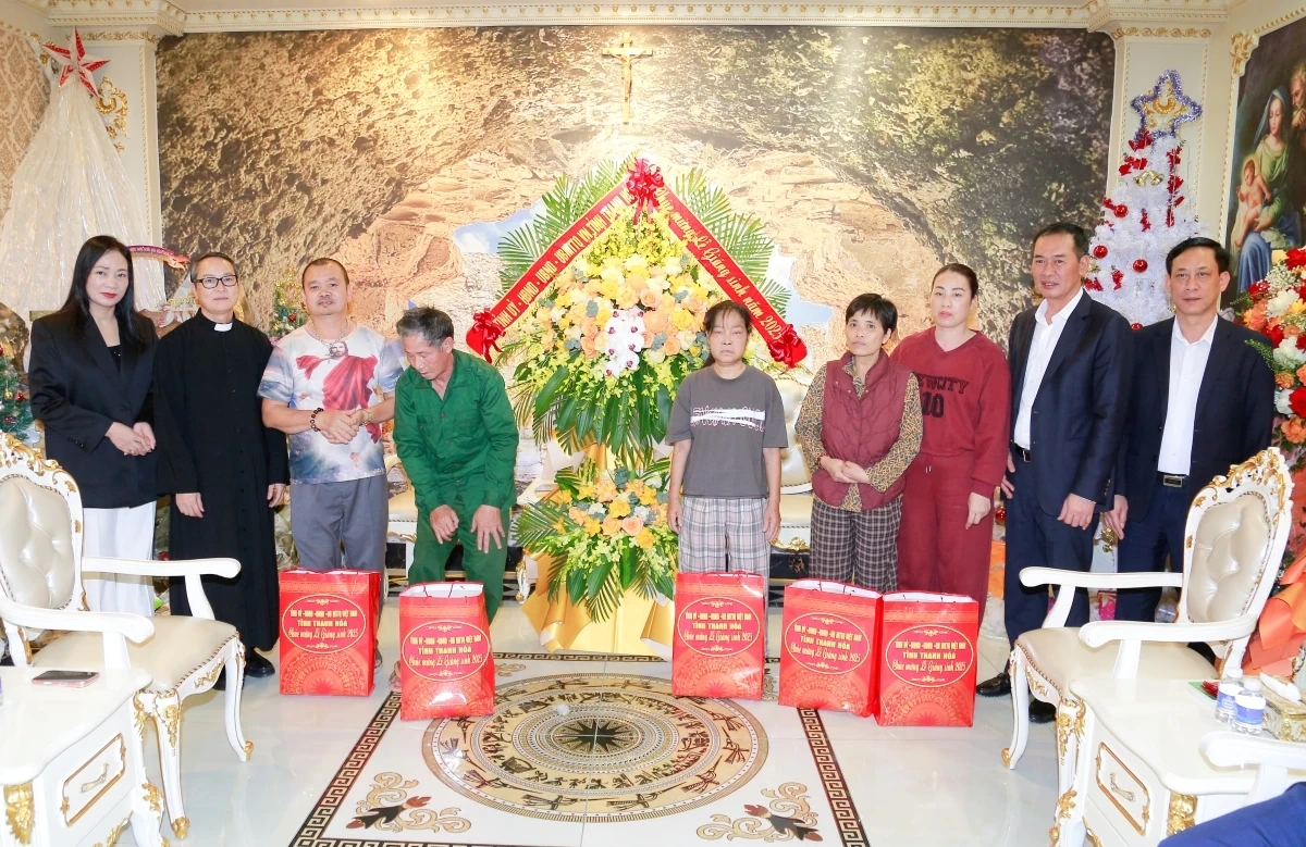 Phó Bí thư Tỉnh ủy, Chủ tịch Ủy ban MTTQ tỉnh Trịnh Tuấn Sinh thăm, chúc mừng Giáo xứ Sầm Sơn nhân dịp Lễ Giáng sinh