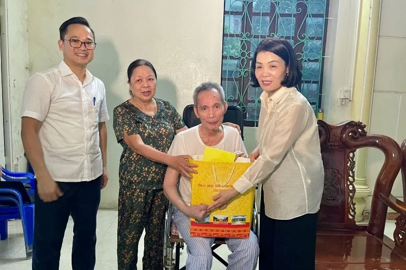 Phó Chủ tịch Thường trực Ủy ban MTTQ tỉnh Đỗ Thị Toán dự sinh hoạt chi bộ tại cơ sở
