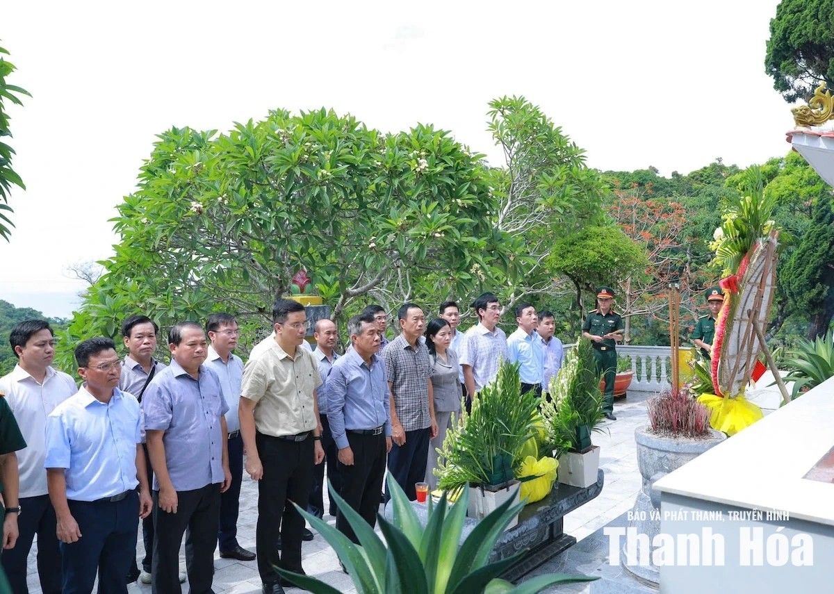 Bí thư Tỉnh ủy Lê Đức Thái dâng hương tưởng niệm các Anh hùng liệt sĩ và kiểm tra công tác sẵn sàng chiến đấu tại Đảo Mê