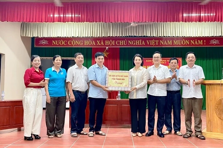 Phó Chủ tịch Thường trực Ủy ban MTTQ tỉnh Đỗ Thị Toán dự sinh hoạt chi bộ tại cơ sở