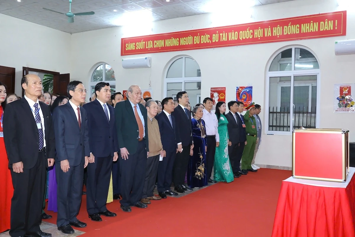 Bí thư Tỉnh ủy Nguyễn Doãn Anh và các đồng chí Phó Bí thư Tỉnh ủy dự lễ khai mạc, bỏ phiếu tại Nhà văn hóa Tổ dân phố Bình Minh