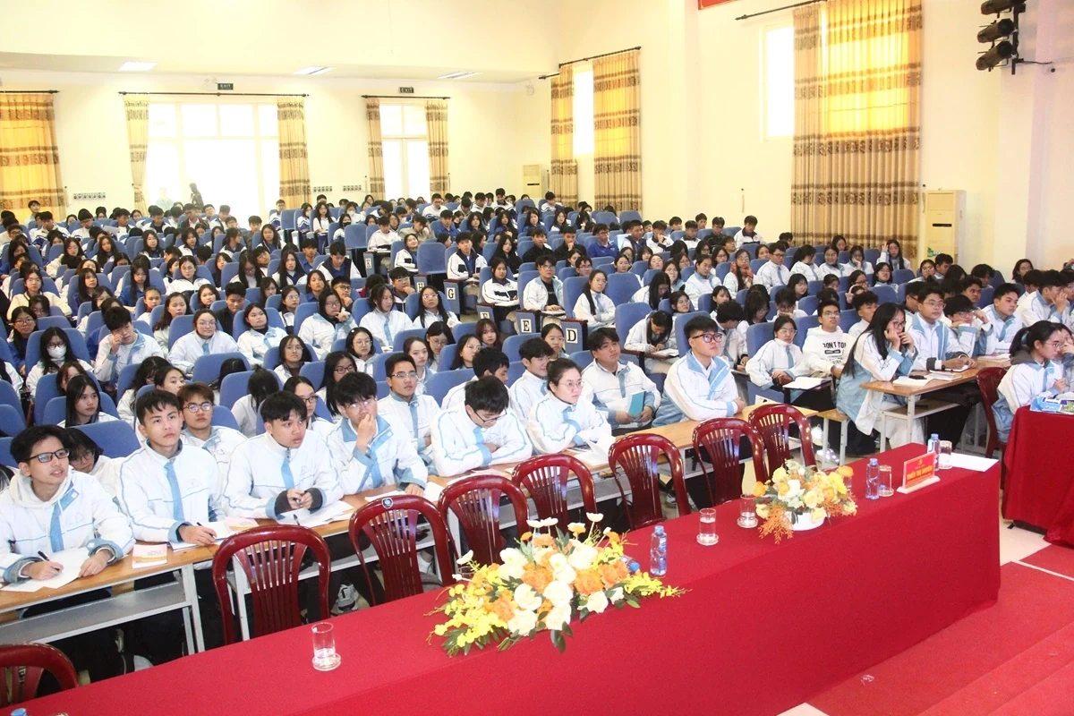 Phường Hạc Th&agrave;nh: 300 học sinh THPT tham gia bồi dưỡng nhận thức về Đảng