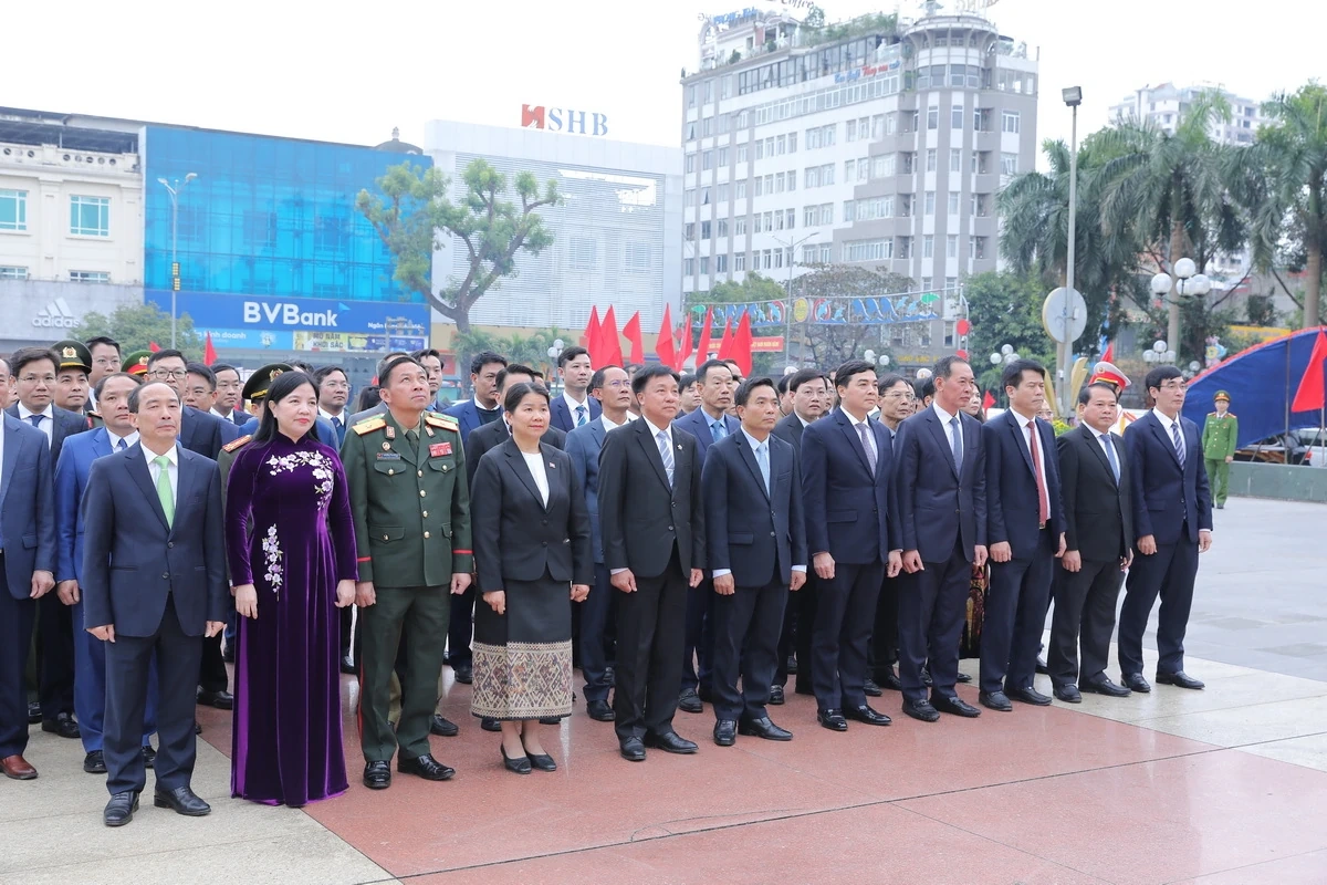 Đoàn đại biểu cấp cao hai tỉnh Thanh Hóa - Hủa Phăn dâng hương Anh hùng dân tộc Lê Lợi, Chủ tịch Hồ Chí Minh và các Anh hùng liệt sĩ