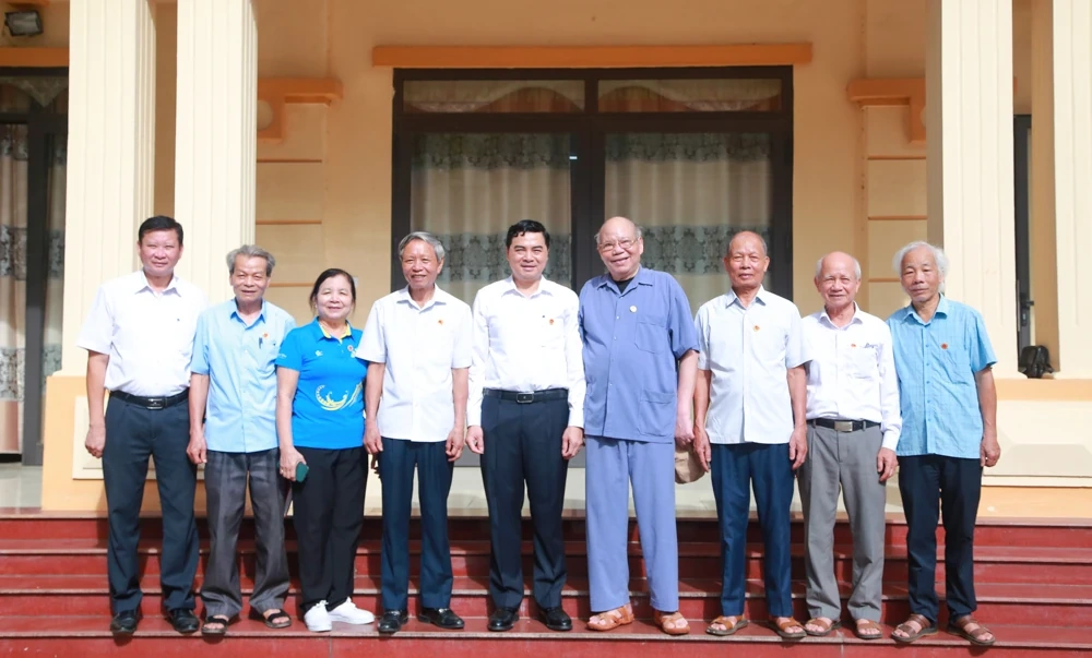 Chủ tịch UBND tỉnh Nguyễn Hoài Anh thăm, chúc mừng Câu lạc bộ Hàm Rồng nhân kỷ niệm 44 năm thành lập