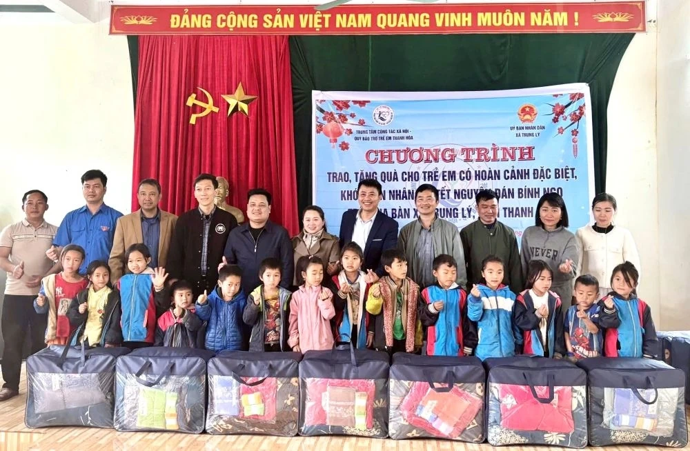 Tặng qu&agrave; cho trẻ em c&oacute; ho&agrave;n cảnh đặc biệt kh&oacute; khăn nh&acirc;n dịp Tết Nguy&ecirc;n đ&aacute;n B&iacute;nh Ngọ 2026