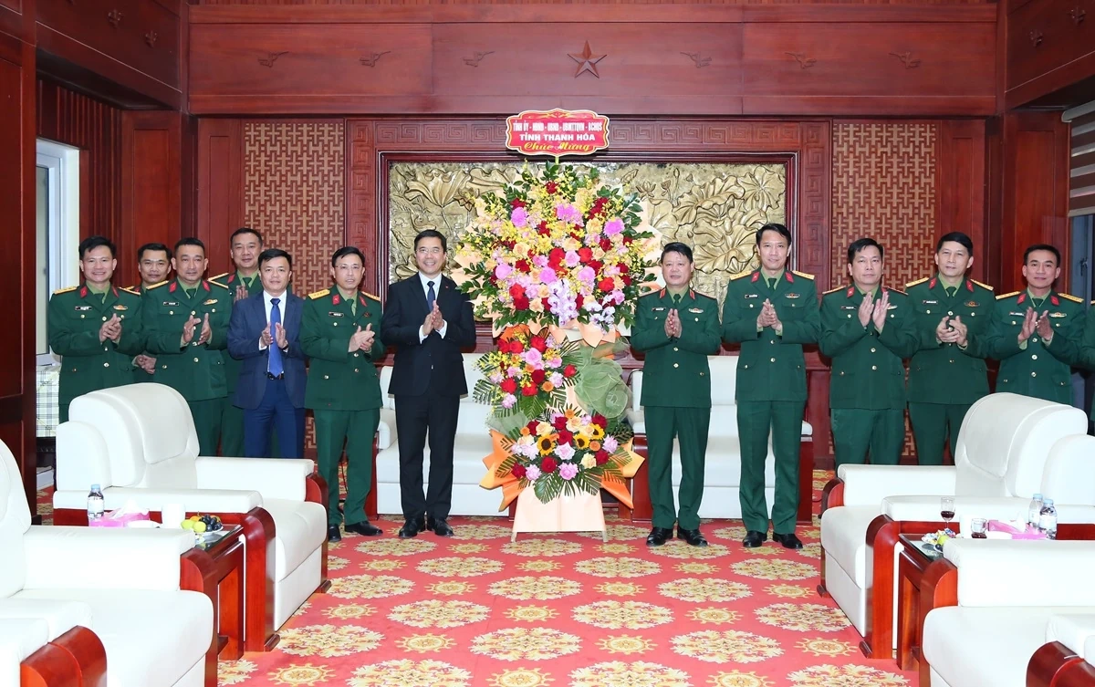 Ph&oacute; B&iacute; thư Thường trực Tỉnh ủy Nguyễn Hồng Phong thăm, ch&uacute;c mừng Bộ Tư lệnh Qu&acirc;n khu 4