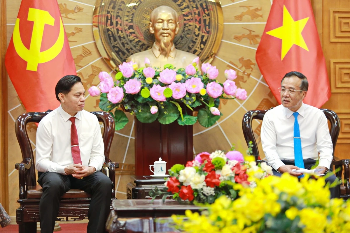 Bí thư Tỉnh ủy Lê Đức Thái tiếp xã giao Đoàn công tác Ban Tuyên huấn tỉnh Hủa Phăn và Đoàn Hội Phật giáo Việt Nam tỉnh Thanh Hóa