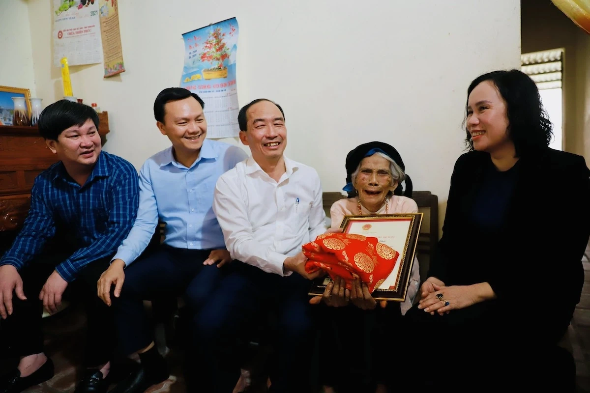 Ph&oacute; Chủ tịch Thường trực HĐND tỉnh L&ecirc; Tiến Lam kiểm tra sản xuất, đời sống Nh&acirc;n d&acirc;n x&atilde; Vĩnh Lộc v&agrave; Y&ecirc;n Định