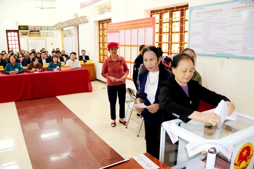 Xã Định Tân vận hành mẫu quy trình bỏ phiếu bầu cử 