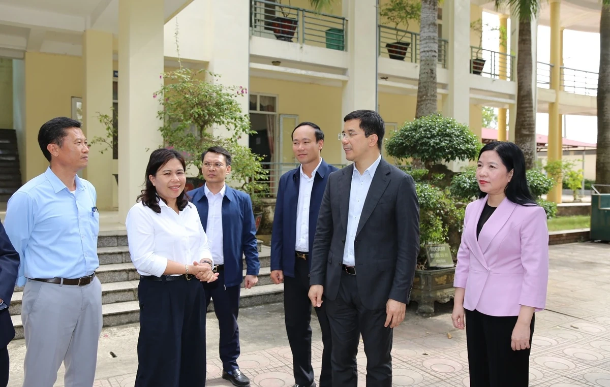 Ph&oacute; B&iacute; thư Thường trực Tỉnh ủy Nguyễn Hồng Phong thăm, l&agrave;m việc tại x&atilde; Hoa Lộc