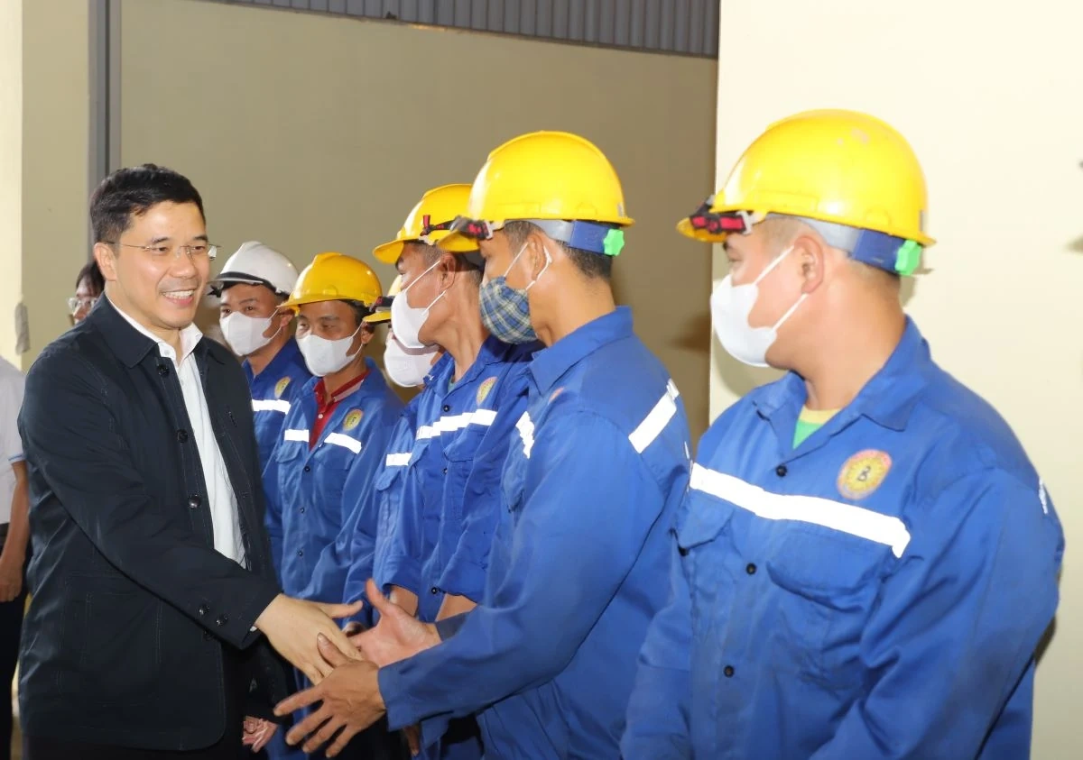 Phó Bí thư Thường trực Tỉnh ủy Nguyễn Hồng Phong dự lễ ra quân sản xuất đầu năm và làm việc tại xã Tân Thành