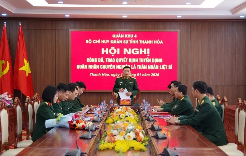 Trao Quyết định tuyển dụng cho thân nhân liệt sĩ